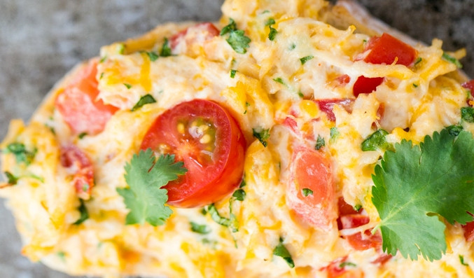 1. Этап. Бутерброды с консервированной курицей: Нанести куриную смесь на хлеб, запекать 8 минут при 180 градусах.