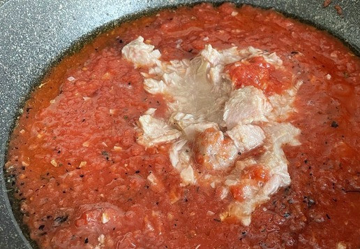 1. Этап. Паста с помидорами и тунцом: В сковороду к чесноку и томатам добавьте рубленый тунец ТМ FORTUNA, щепотку сушеного базилика. Отрегулируйте соль и сахар по вкусу. Прогрейте все вместе 2-3 минуты.