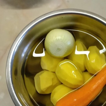 1. Этап. Картошка с мясом в духовке: Почистить все овощи.