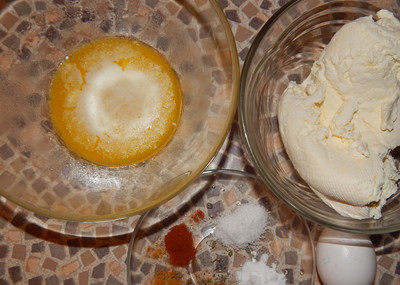 1. Этап. Сыр плавленый в мультиварке: Приготовьте необходимые ингредиенты. Масло растопите. Творог выложите в миску среднего размера.