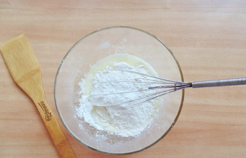 1. Этап. Торт Графские развалины с ананасами: Добавьте разрыхлитель, крахмал и муку. Хорошо перемешайте.