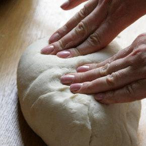 1. Этап. Вареники с картошкой и грибами: Тесто выложить на стол, посыпанный мукой, и месить его руками до тех пор, пока оно не станет эластичным. Далее дать полежать тесту около 10-15 минут, накрыв пленкой или полотенцем.