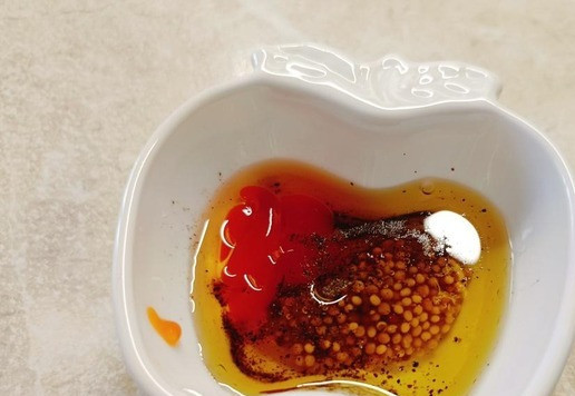 1. Этап. Салат с купатами и острой морковью: Для заправки смешать горчицу с зернами, соус Шрирача, оливковое масло, бальзамический уксус. Разболтать до состояния эмульсии.