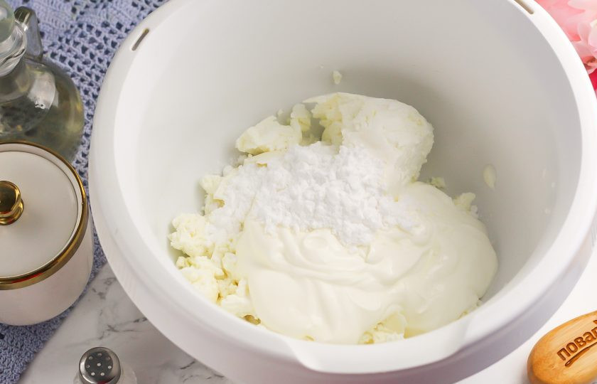 1. Этап. Торт Бисквитное чудо: Выложите охлажденные сметану и творог в чашу кухонного комбайна, добавьте сахарную пудру и взбейте в течение 3-4 минут. Если крем получится жидким, то добавьте 1 пакетик загустителя для сметаны или сливок и перемешайте еще 2-3 минуты.