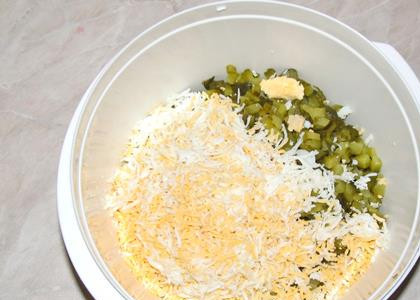 1. Этап. Салат с колбасой и яйцами: Крошим в салатницу яйца.