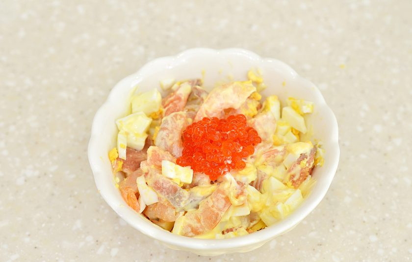 1. Этап. Салат по-царски с семгой и креветками: При подаче украсьте икрой.