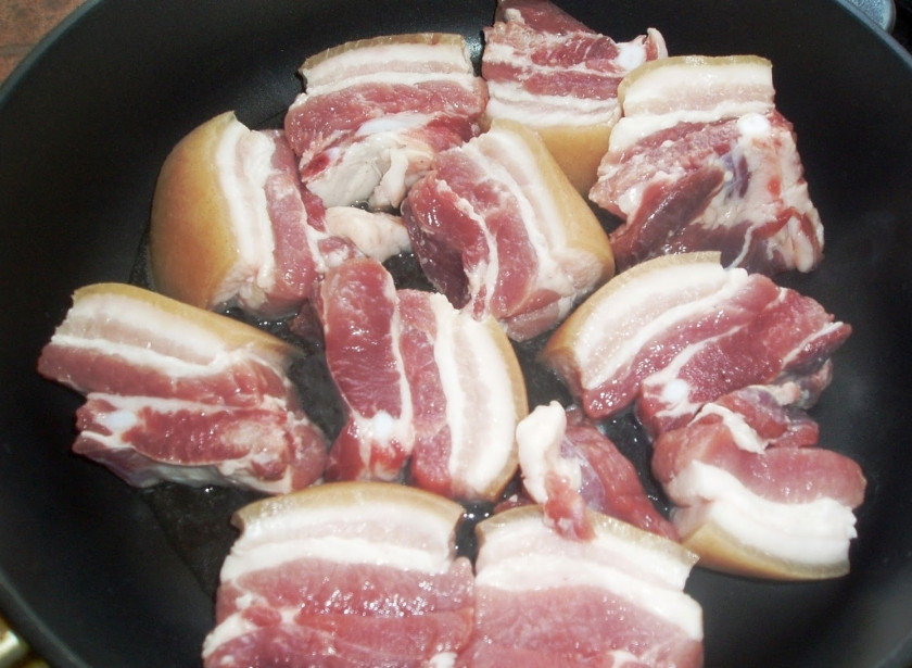 1. Этап. Тушеная свиная корейка: Корейку порежьте на порционные куски, сало не срезайте. Обжарьте на сковороде, масло можете даже не добавлять.