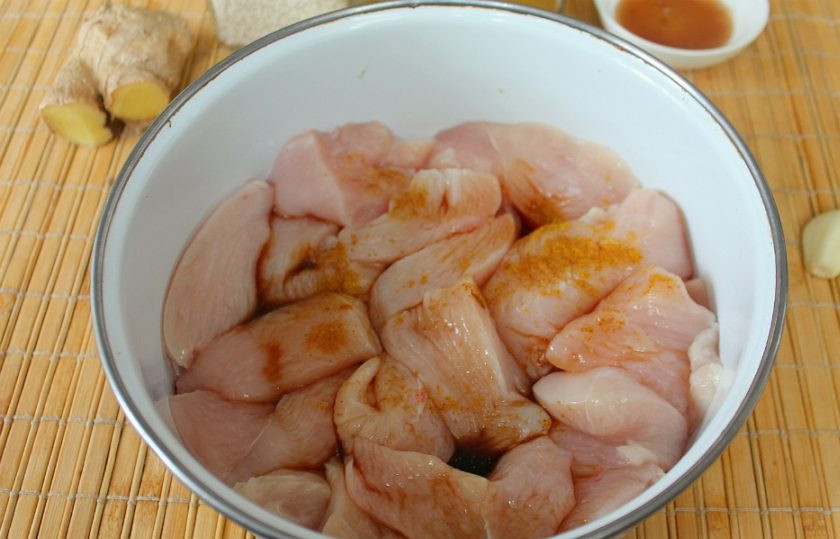 1. Этап. Куриная грудка по-восточному: Добавьте соевый соус и немного карри.