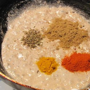 1. Этап. Мини-баклажаны: Теперь добавляем 1/4 ч.л. порошка кукрумы, 1 ч.л. тмина, 1 ст.л. порошка кориандра и 1-2 ч.л. порошка красного чили. Посолите.