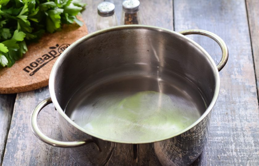 1. Этап. Капуста пластами на зиму: Приготовьте рассол. Вскипятите воду, добавьте соль и сахар, проварите минуту, добавьте эссенцию, остудите.