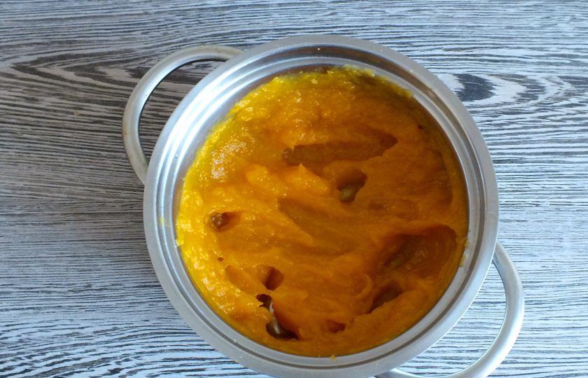 1. Этап. Пряники из тыквы: Горячую тыкву пробейте погружным блендером в пюре.