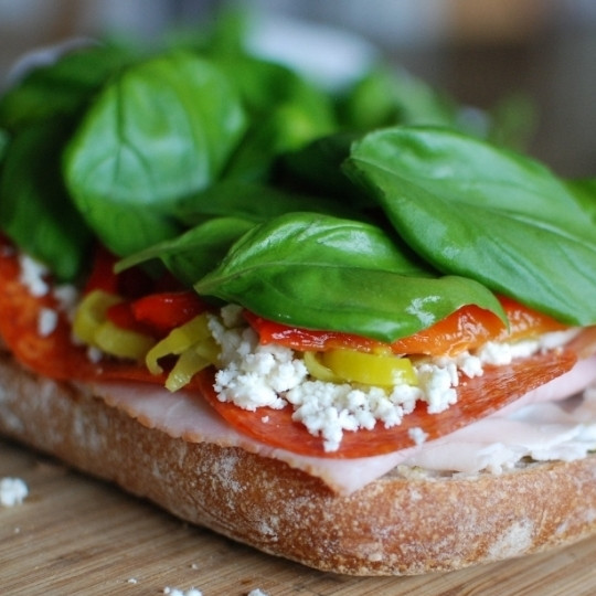 1. Этап. Сэндвич-кирпич: Затем - листья свежего базилика.