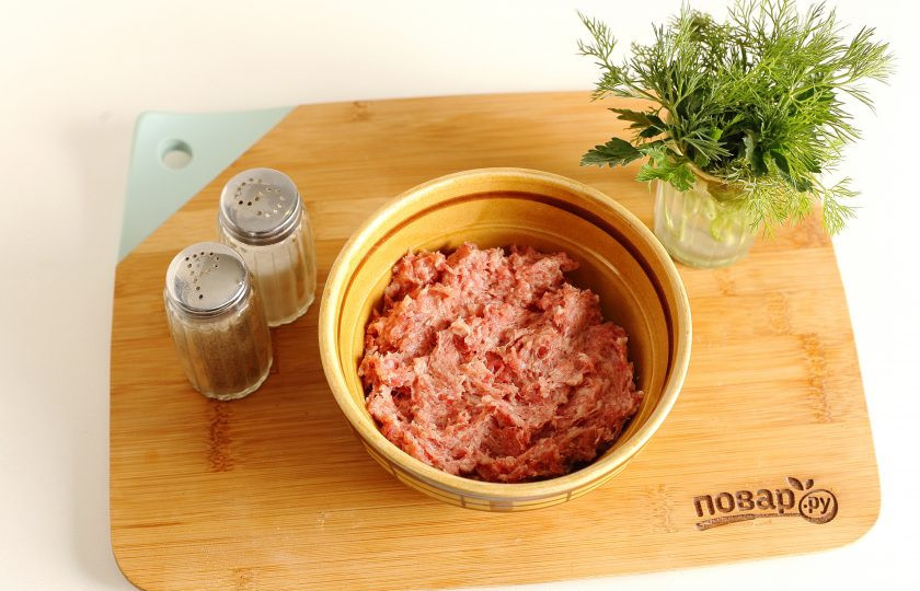 1. Этап. Драник-бургер: В фарш добавьте соль и молотый перец. Хорошо перемешайте.