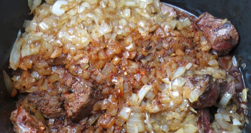 1. Этап. Гуляш с мясом: 5. Влейте в сковороду к специям стакан мясного бульона и размешайте, перелейте все в кастрюлю к мясу и луку, добавьте оставшийся бульон, томатную пасту, чеснок, сахара, соль и перец, лавровый лист. Тушите все после закипания 1,5-2 часа.