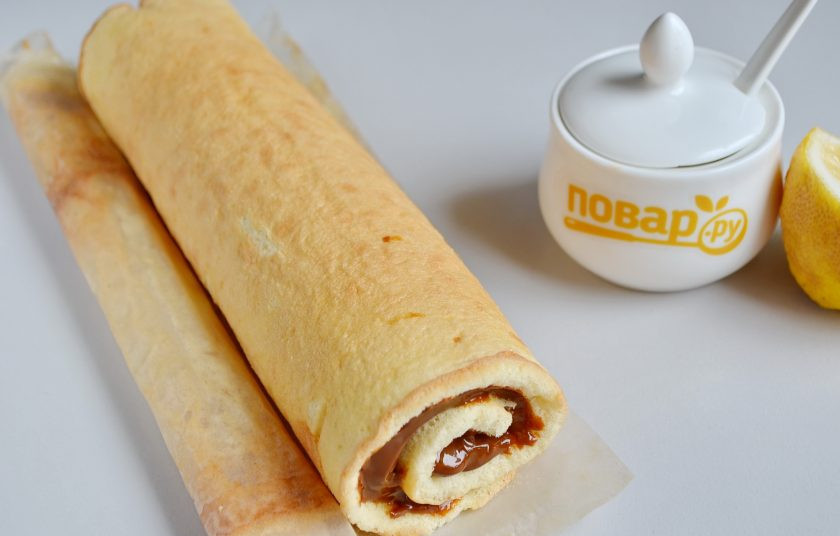 1. Этап. Бисквитный рулет Сладкий поцелуй: 11. Рулет готов. Украсьте его на ваше усмотрение. Рулет можно подавать сразу, но мне нравится, когда он постоит пару часиков в холодильнике.