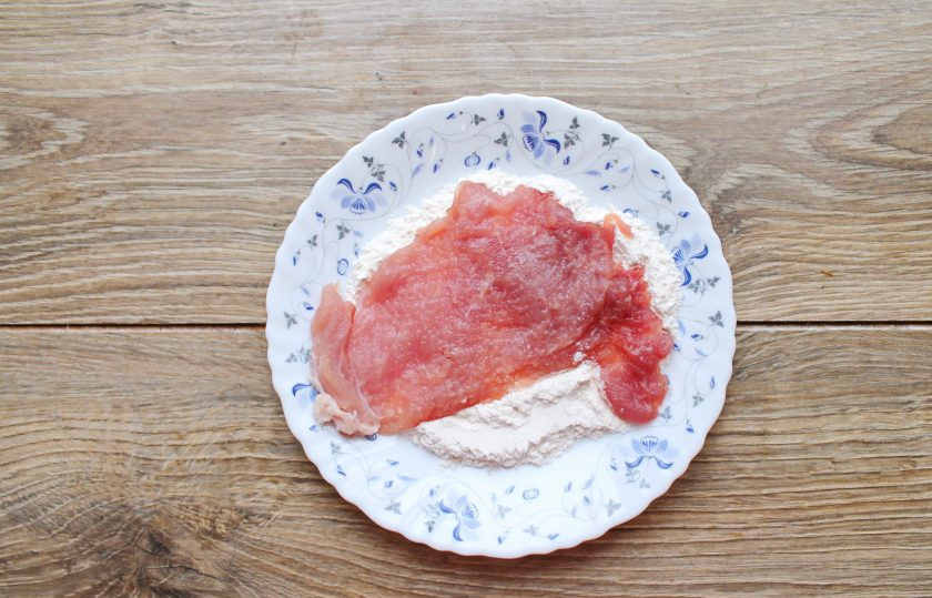 1. Этап. Свинина в льезоне: Запанируйте кусочки свинины в муке.