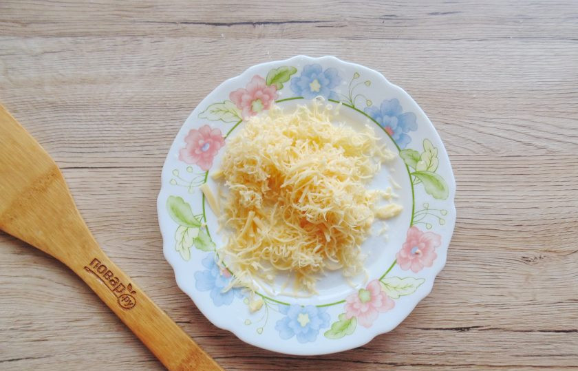 1. Этап. Салат с апельсинами, курицей и корейской морковью: Любой твердый сыр по вашему вкусу натрите на терке.