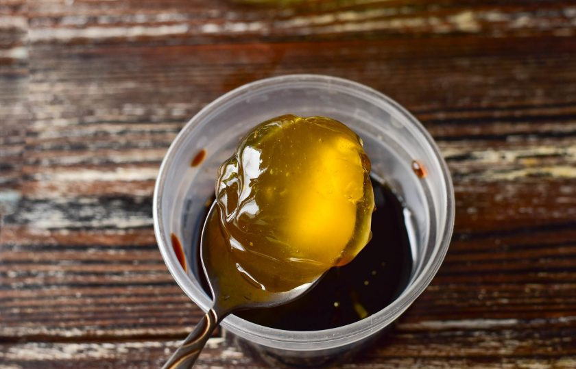 1. Этап. Глазированные ребрышки: Добавьте мед и перемешайте.