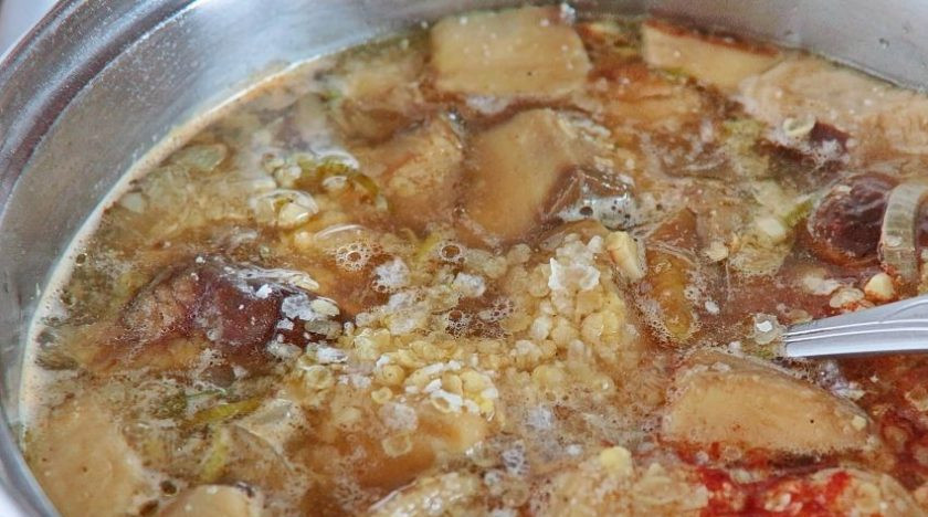 1. Этап. Постный грибной суп-пюре: Переложите все содержимое сковороды в кастрюльку и залейте водой. Затем поставьте кастрюлю на плиту и доведете суп до кипения. Бросьте в него хлопья. Варите до готовности, добавьте соль, специи.