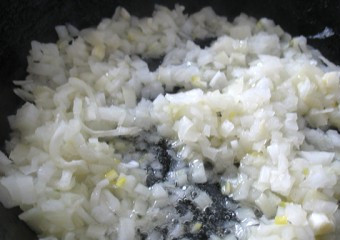 1. Этап. Мясные шарики: Нарезаем лук мелкими кубиками и обжариваем на растительном масле.