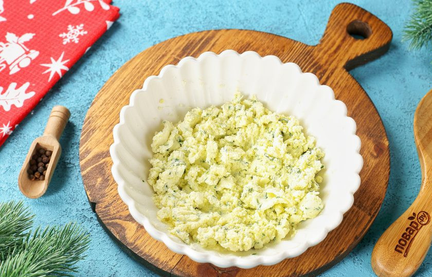 1. Этап. Закуска Дракончики на Новый год 2024: Перемешайте всё до однородной массы.