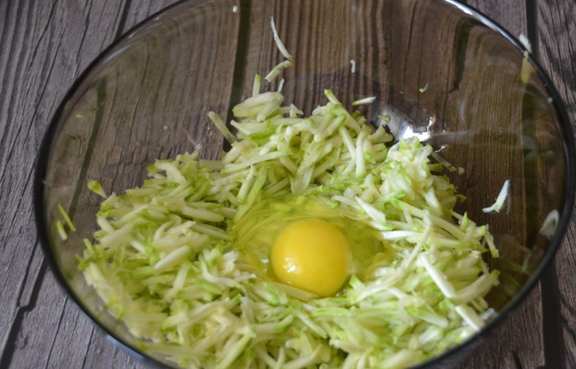 1. Этап. Печеночные оладьи с кабачком: Натрите на терке кабачок, вбейте яйцо.