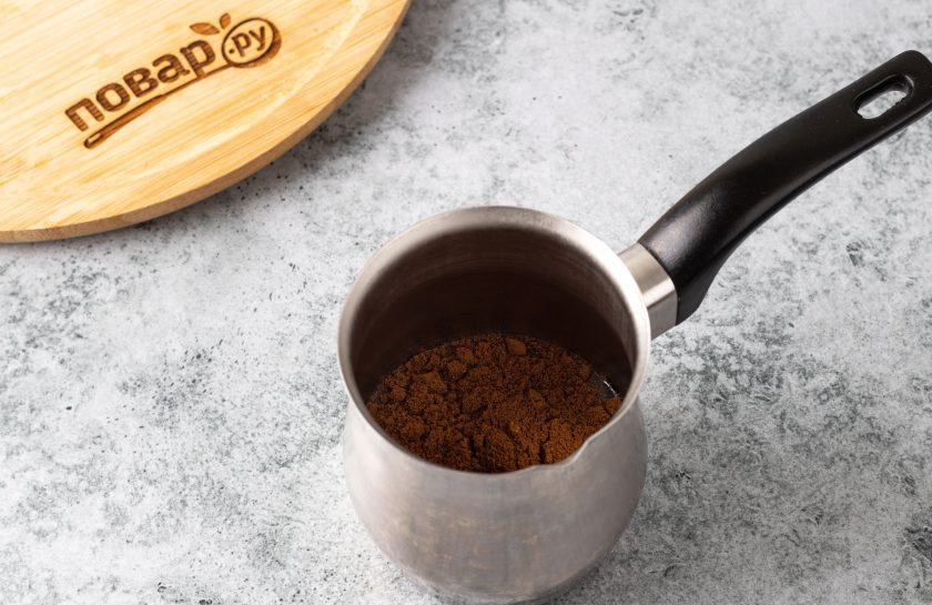 1. Этап. Кофе с колой: Засыпьте молотый кофе в турку, влейте воду. На среднем огне доведите до кипения и проварите 2-3 минуты. Полностью остудите напиток, затем процедите.