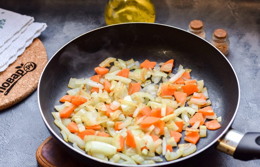 1. Этап. Соус для котлет: Прогрейте сковороду, влейте немного масла, выложите овощи и жарьте несколько минут, помешивая.