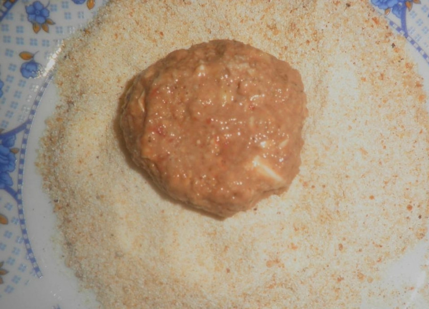 1. Этап. Печеночные котлеты в духовке: Обваливаем в сухарях.