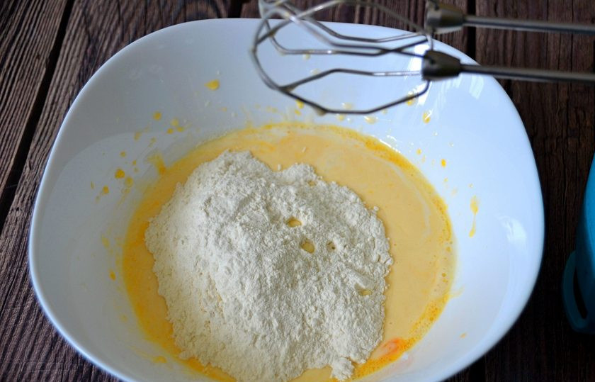 1. Этап. Блины Вологодское кружево: Добавьте муку, замесите тесто миксером.