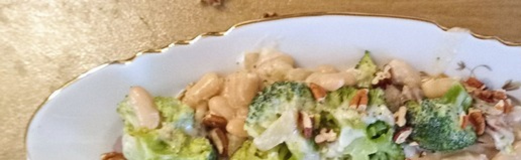 1. Этап. Запеканка с брокколи, фасолью, грецкими орехами: Разогреть духовку до 200С. В ёмкость для запекания выложить брокколи и 3/4 грецких орехов. Сверху полить соусом. Запекать 5 минут до золотистого цвета. В конце посыпать оставшимися грецкими орехам и молотым черным перцем.. Можно подавать. Приятного аппетита.