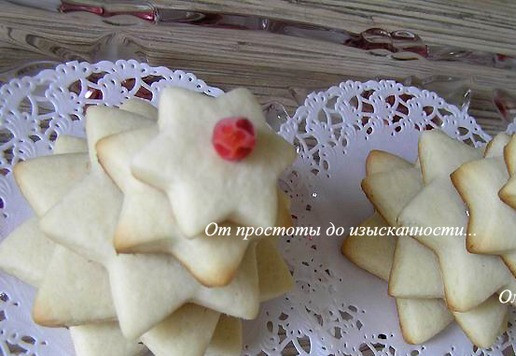 1. Этап. Имбирно-лимонное печенье «Ёлочки»: Украсьте ягодкой калины.