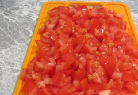 1. Этап. Лазанья с сыром и ветчиной: Половину помидор нарежьте кубиками.