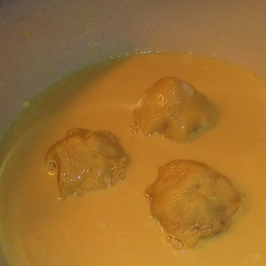 1. Этап. Пирожки с курицей и картошкой: Обмакиваем каждый пирожок в яично-молочную смесь.