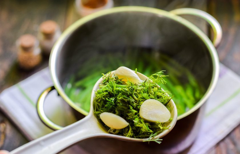 1. Этап. Турша из фасоли: Спустя время фасоль удалите, добавьте в кастрюлю измельченный укроп и нарезанный чеснок. Всыпьте соль. Фасоль просто достаньте шумовкой и на время оставьте в стороне.