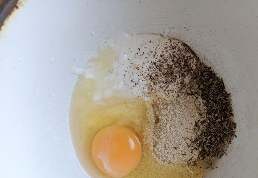 1. Этап. Сэндвич «Патти Мелт» с индейкой: В миске смешиваем панировочные сухари, молоко, яйцо, шалфей, тимьян, соль и чёрный перец. У меня вместо молока сливки 20%, думаю, что это сделало ещё вкуснее котлеты.