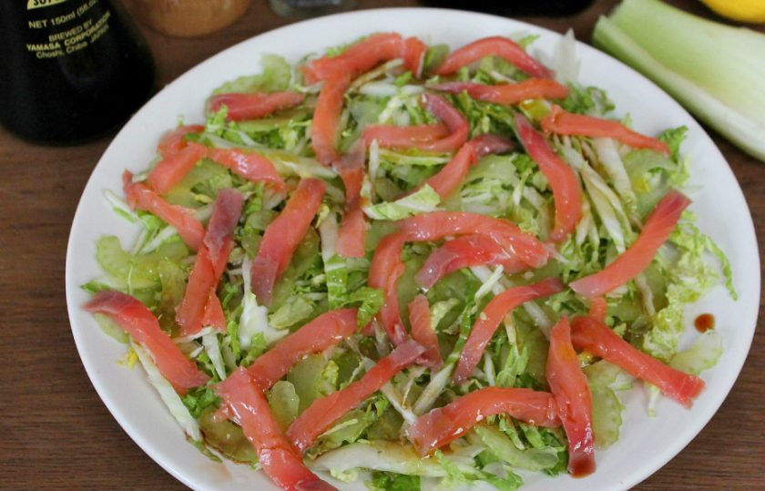 1. Этап. Салат с красной рыбой и пекинской капустой: Сбрызгиваем салат соком лимона, соевым соусом, поливаем оливковым маслом.