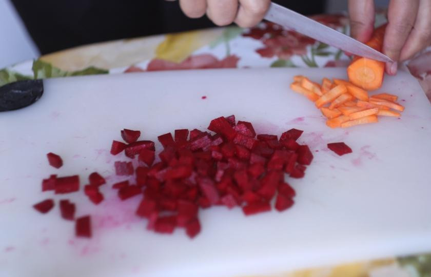 1. Этап. Борщ на бобах: Почистить одну свеклу и одну морковь. Мелко нарезать. Свеклу кубиками, морковь - полумесяцами.