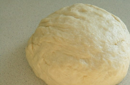 1. Этап. Пирожки за 5 минут: 1. Тесто для пирожков, как полагается, готовим или размораживаем, даем подняться в теплом помещении. Обминаем и вымешиваем еще раз.