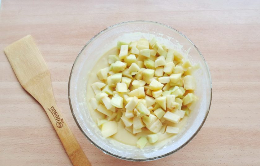 1. Этап. Старомодный яблочный пирог: Нарезанные яблоки добавьте в тесто.