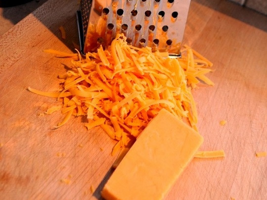 1. Этап. Картофель со свининой и сыром в духовке: 6. Натрите не средней терке сыр.