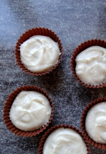 1. Этап. Сырники из творожного сыра с бананом: Покрыть оставшейся сырной массой.