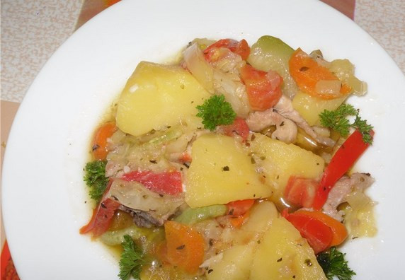 1. Этап. Курица с кабачками и картошкой: В конце добавьте помидоры и чеснок выдавленный. Вот курица с кабачками и картошкой и готова. Приятного аппетита!