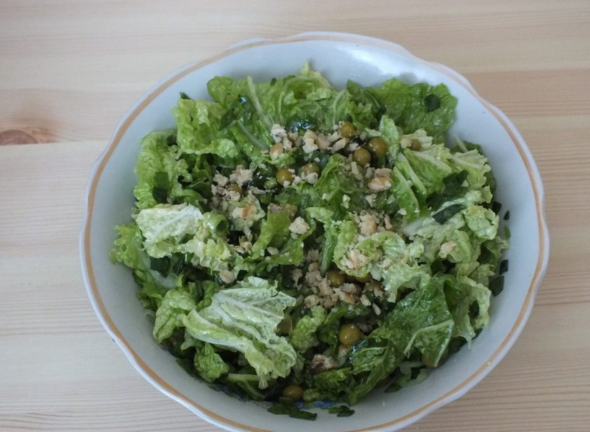 1. Этап. Постный салат с зеленым луком: Перемешайте салат и посыпьте толченными грецкими орехами.