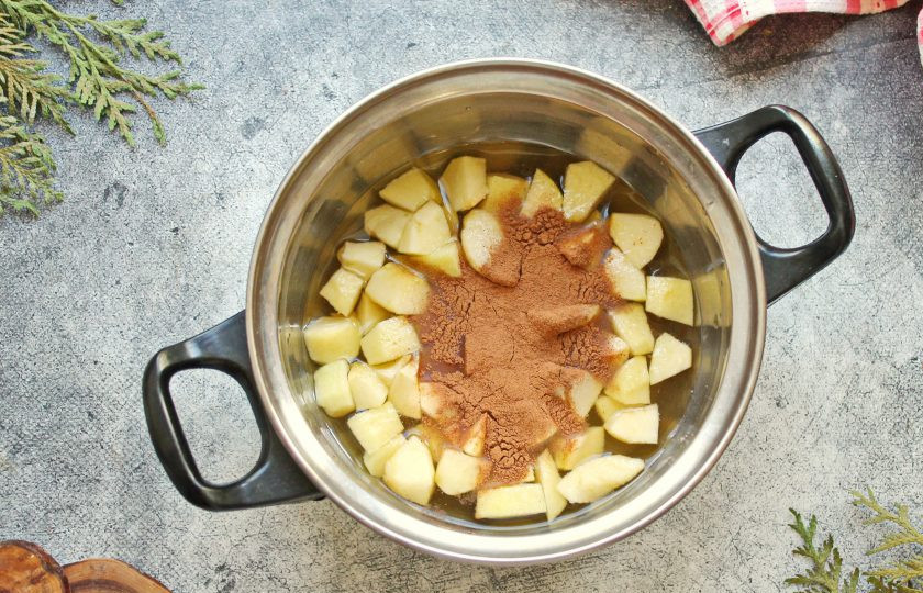 1. Этап. Яблочное масло: Всыпьте в яблоки сахар, соль, корицу и добавьте лимонный сок.