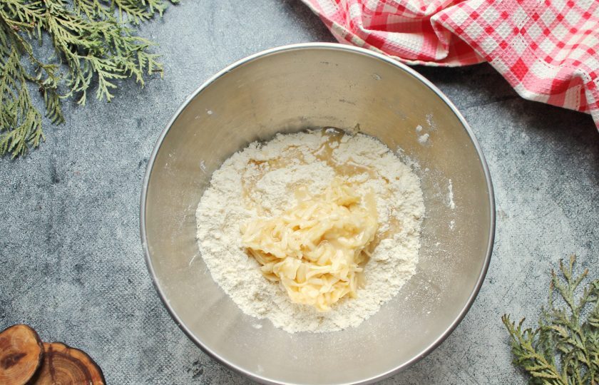 1. Этап. Крекеры с бананом: Банан очистите и разомните вилкой. Разведите мед в горячей воде до однородности. Банан и мед добавьте в миску с мучной крошкой.