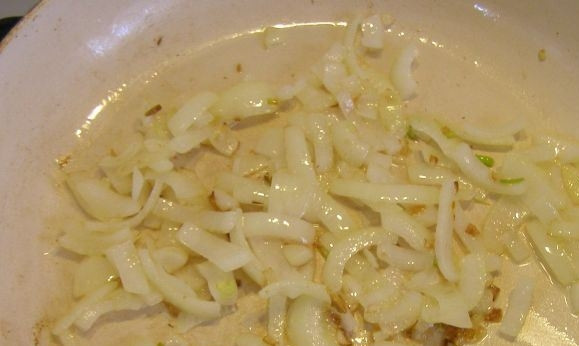 1. Этап. Мясо, тушенное в сметане: Очистите и вымойте репчатый лук. Нарежьте его полукольцами или мельче. В сковороду влейте столовую ложку растительного масла, пассеруйте на нем лук до золотистого цвета.