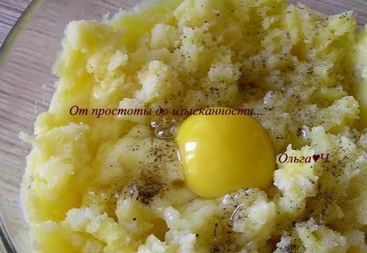 1. Этап. Пармантье с курицей и базиликом: Картофель разомните толкушкой, посолите, поперчите по вкусу, добавьте яйцо, перемешайте.