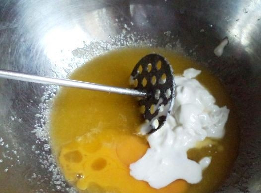 1. Этап. Бездрожжевое тесто на маргарине: Достаньте маргарин из холодильника, чтобы он размягчился. Разотрите его в миске с сахаром, пока масса не станет белой. Вбейте яйцо и сметану и перемешайте массу до полной однородности.