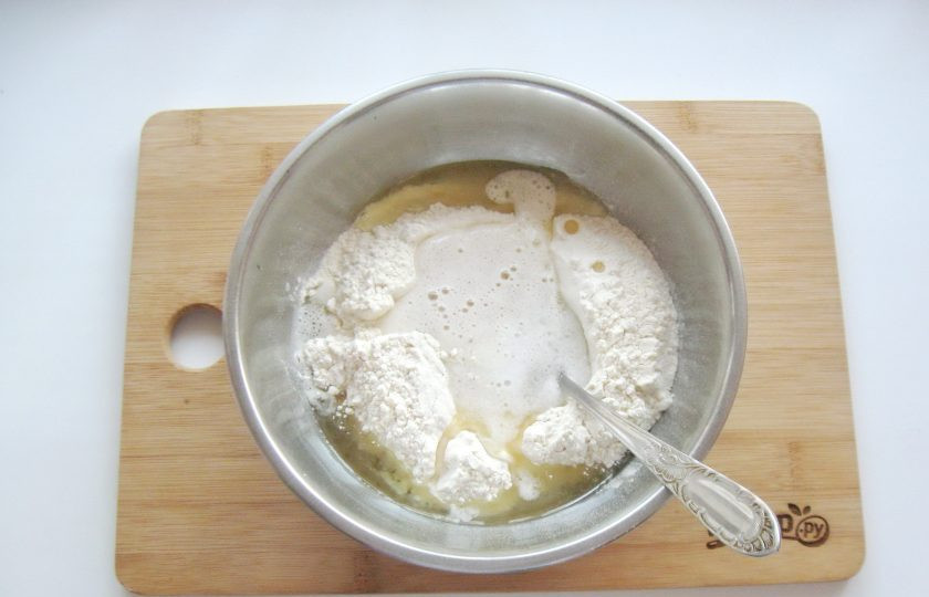 1. Этап. Вареники на минеральной воде: Влейте минеральную воду.